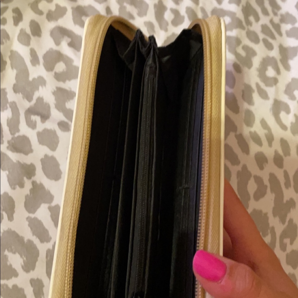 Cute wallet! Got it from a Boutique, only used a few times!